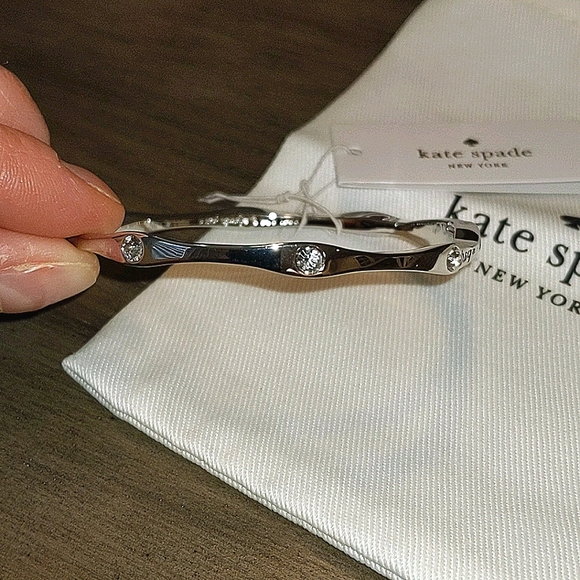 NEW Kate Spade Heavy Metals Wave Bangle in Silver - Picture 5 of 7